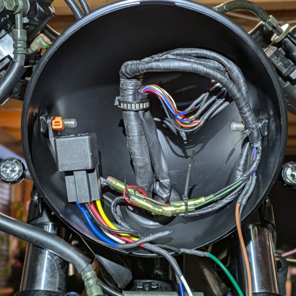 Kabel sauber verlegen, Relais einbauen...