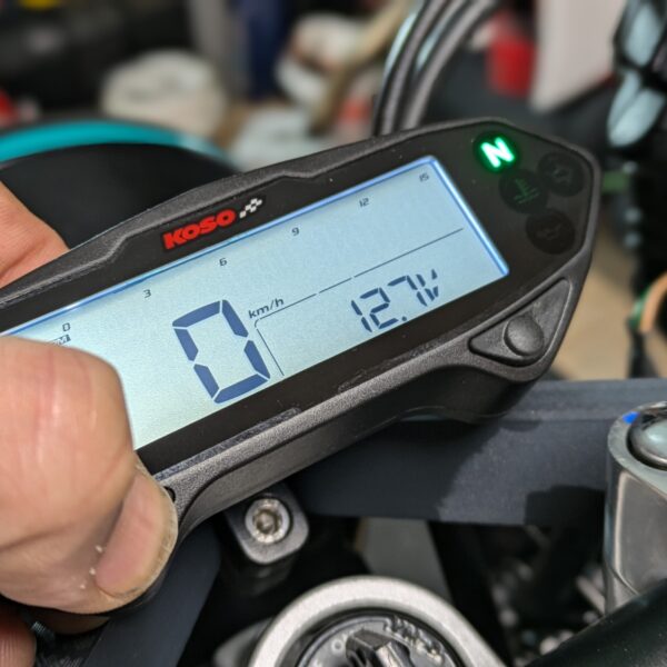 Koso DB01RN mit Drehzahlmesser und Voltanzeige...