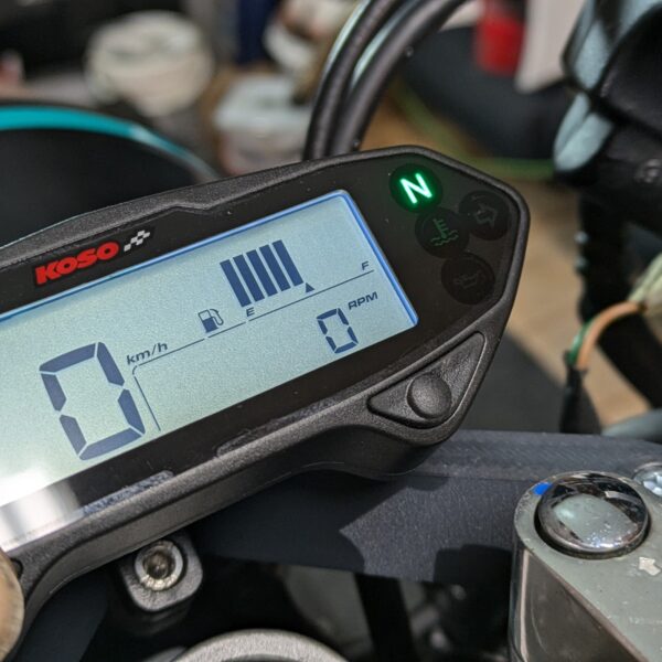 Das Balkendiagramm des Drehzahlmessers lässt sich auch auf Tankanzeige umstellen...