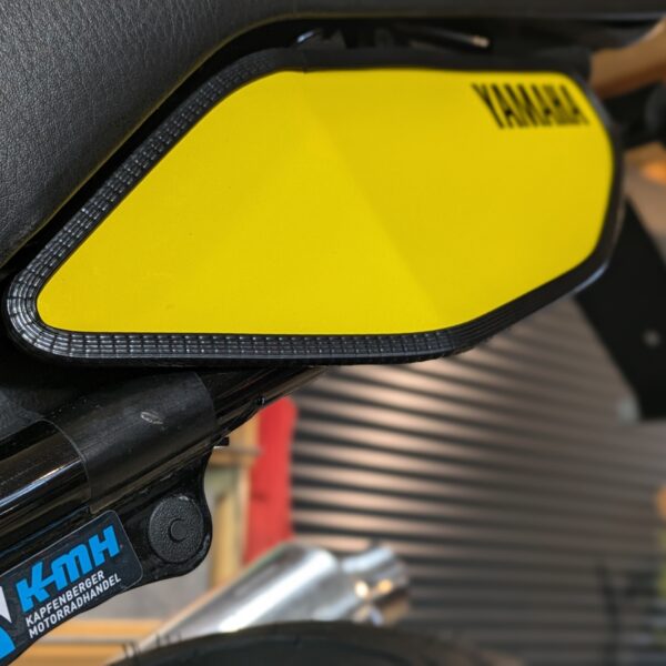 Handmade Startnummerntafel aus Metall, Maisgelb foliert