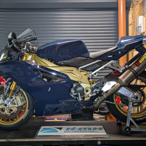 Im neuen Kleid in K-MH dunkelblau lackiert