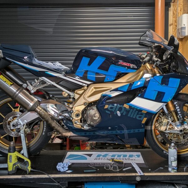 Um die Positionen der Aufkleber besser finden zu können, werfe ich mir das Design mit dem Beamer aufs Motorrad