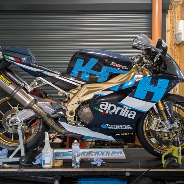 Nachdem alles beklebt wurde, wird die Verkleidung wieder entfernt...